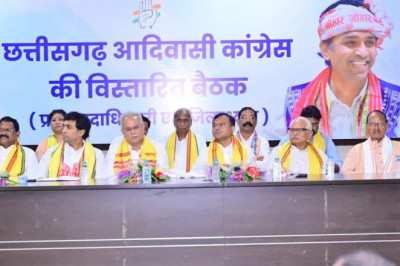 विश्व आदिवासी दिवस नहीं मनाने पर कांग्रेस का BJP सरकार के खिलाफ निंदा प्रस्ताव: राजीव भवन में हुई आदिवासी कांग्रेस की बैठक