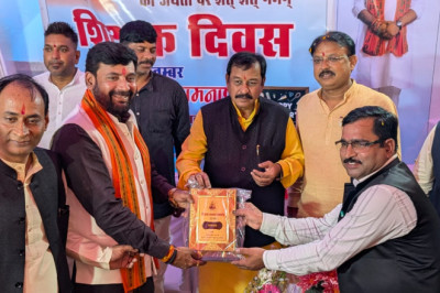 भिलाई में शिक्षक दिवस समारोह की धूम, उत्कृष्ट शिक्षकों को सांसद विजय बघेल ने किया सम्मानित