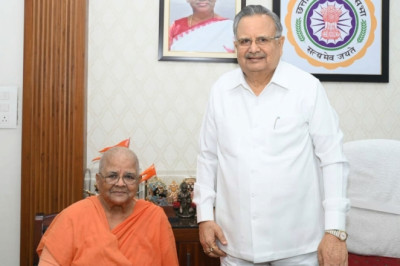 शिक्षक दिवस पर भावुक पल: विधानसभा अध्यक्ष डॉ. रमन सिंह ने की अपनी केमिस्ट्री टीचर से मुलाकात, छुए पैर...