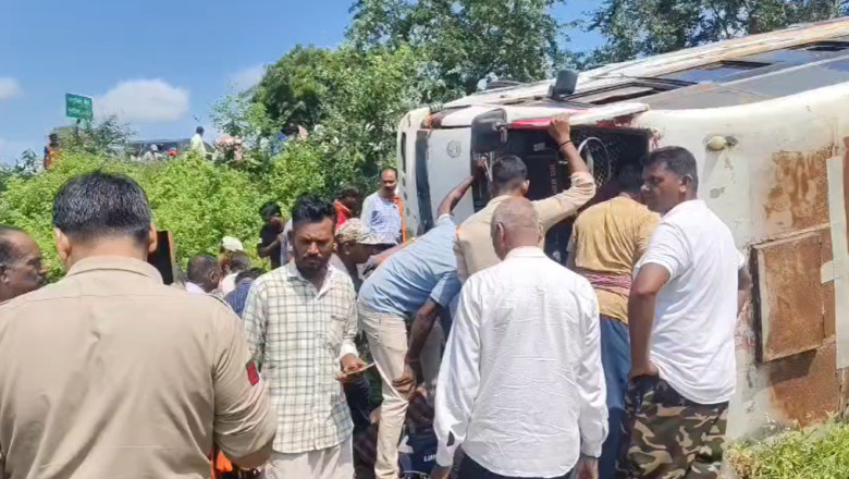 बालोद में तेज रफ्तार बस अनियंत्रित होकर पलटी, एक युवक की मौत; 20 से ज्यादा घायल...