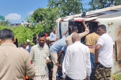 बालोद में तेज रफ्तार बस अनियंत्रित होकर पलटी, एक युवक की मौत; 20 से ज्यादा घायल...