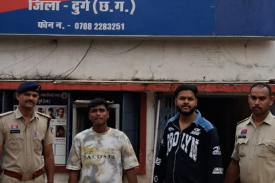 पुरानी रंजिश में हत्या के प्रयास का मामला: फरार दोनों आरोपी गिरफ्तार, धारदार हथियार और बाइक बरामद