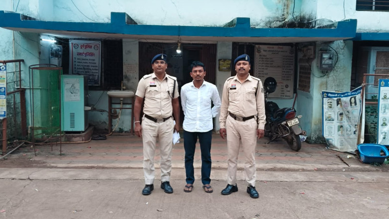दुर्ग पुलिस की सट्टे पर कार्रवाई: नेवई के बीआरपी चौक नर्सरी में सट्टा-पट्टी लिखते आरोपी गिरफ्तार