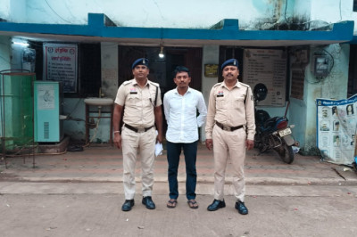 दुर्ग पुलिस की सट्टे पर कार्रवाई: नेवई के बीआरपी चौक नर्सरी में सट्टा-पट्टी लिखते आरोपी गिरफ्तार