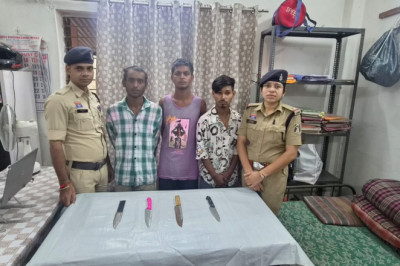 खुर्सीपार में हथियार लेकर दहशत फैलाने वाले 3 आरोपी गिरफ्तार, अपचारी बालक भी पकड़ा गया