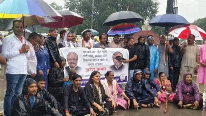 ज्ञानेश कुमार के खिलाफ कांग्रेस का प्रदर्शन: रायपुर में पुलिस से भिड़े कार्यकर्ता, रायगढ़ में बैरिकेड्स तोड़े