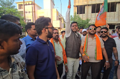 राजनांदगांव -हिड़मा से जुड़े गीत पर नृत्य के आरोप से राजनांदगांव में सियासी विवाद  भाजयुमो ने कांग्रेस नेता देवेश वैष्णव के वायरल वीडियो की निष्पक्ष जांच और FIR की मांग की