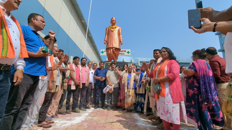गांधी-शास्त्री जयंती पर सांसद विजय बघेल का सेवा संकल्प, अस्पताल में चलाया स्वच्छता अभियान और मरीजों को बांटे फल...
