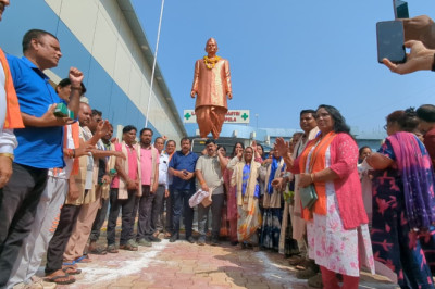 गांधी-शास्त्री जयंती पर सांसद विजय बघेल का सेवा संकल्प, अस्पताल में चलाया स्वच्छता अभियान और मरीजों को बांटे फल...