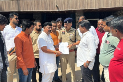 सोशल मीडिया पर कथित भ्रामक वीडियो को लेकर सुपेला थाने पहुंचे सैकड़ों लोग, निष्पक्ष जांच और कार्रवाई की मांग