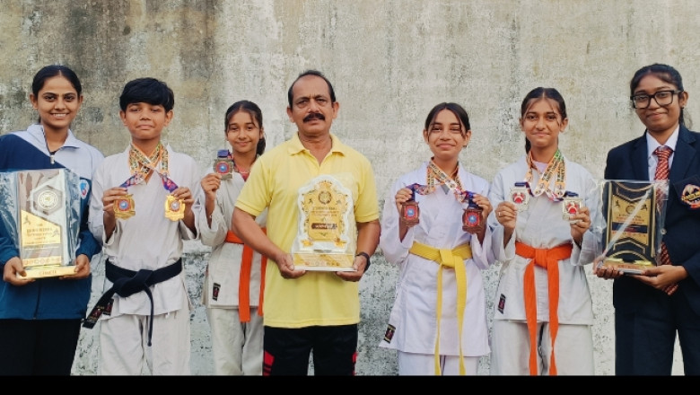 इंडो-नेपाल ओपन कराटे चैंपियनशिप में राजनांदगांव के खिलाड़ियों का कमाल, 4 खिलाड़ियों ने जीते 6 मेडल...