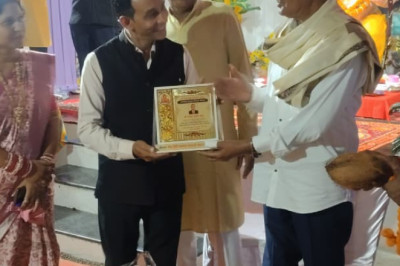महापौर मधुसूदन यादव ने राज्यपाल पुरस्कार से सम्मानित शिक्षक थंगेश्वर कुमार साहू को किया सम्मानित