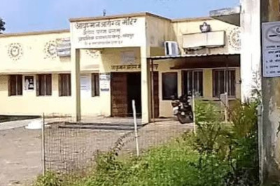 अस्पताल के गेट पर डिलीवरी, नवजात की मौत:सूरजपुर में महिला गंभीर; परिजन दरवाजा पीटते रहे, नहीं खुला गेट, डॉक्टर-नर्स भी नहीं थे