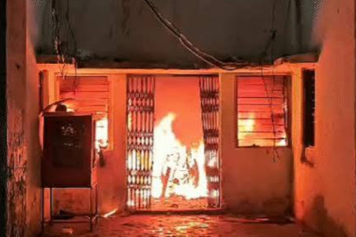 बिलासपुर के अटल आवास में आग, 5 बाइक जलीं; दहशत में छत से कूदे महिलाएं-बच्चे, युवक का पैर फ्रैक्चर