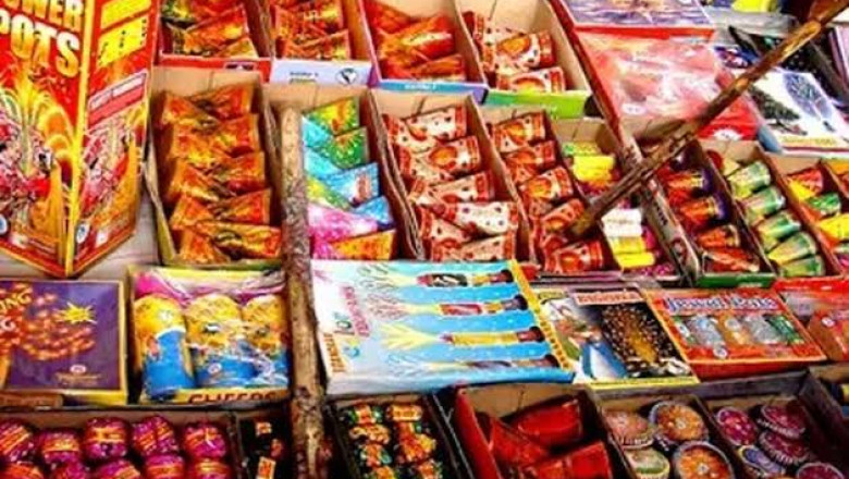 ग्रामीणों की सूचना पर पुलिस की छापेमारी, 1 लाख के अवैध पटाखे जब्त