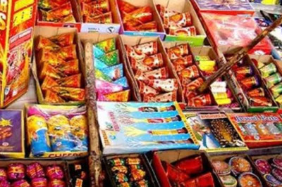 ग्रामीणों की सूचना पर पुलिस की छापेमारी, 1 लाख के अवैध पटाखे जब्त