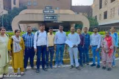 छत्तीसगढ़ में लिपिकों की वेतनवृद्धि रोकने और वेतन वसूली पर रोक की मांग तेज, स्वास्थ्य कर्मचारी संघ ने सौंपा ज्ञापन