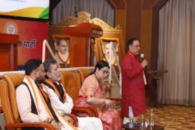 स्मृति ईरानी के स्वागत में न तामझाम, न मंच, न बुके; सुखदेव भगत के दौरे से कितना अलग रहा बीजेपी का अंदाज?