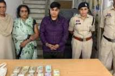 ब्याज के नाम पर मनमानी वसूली का आरोप, मां-बेटी गिरफ्तार; 3.79 लाख कैश और ब्लैंक चेक जब्त