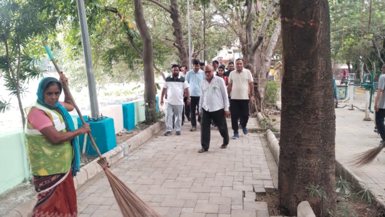 रायपुर के अपना गार्डन में विशेष सफाई अभियान, निगम आयुक्त और जनप्रतिनिधियों ने किया श्रमदान