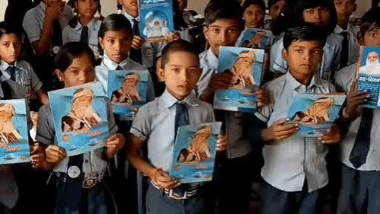 स्कूल में आसाराम की किताब बांटने पर प्रिंसिपल हटाए गए, बच्चों पर परीक्षा में पढ़कर आने का दबाव बनाने का आरोप