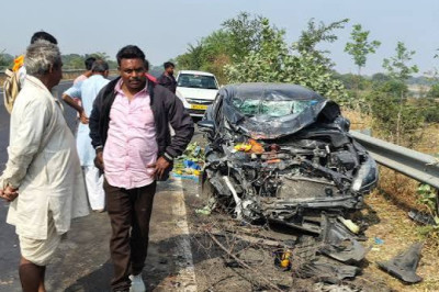 रायपुर में रैश ड्राइविंग से बुजुर्ग की मौत:2 कारों की टक्कर, महिला और दो बच्चे जख्मी, हादसे से पहले शराब पीते युवकों का VIDEO